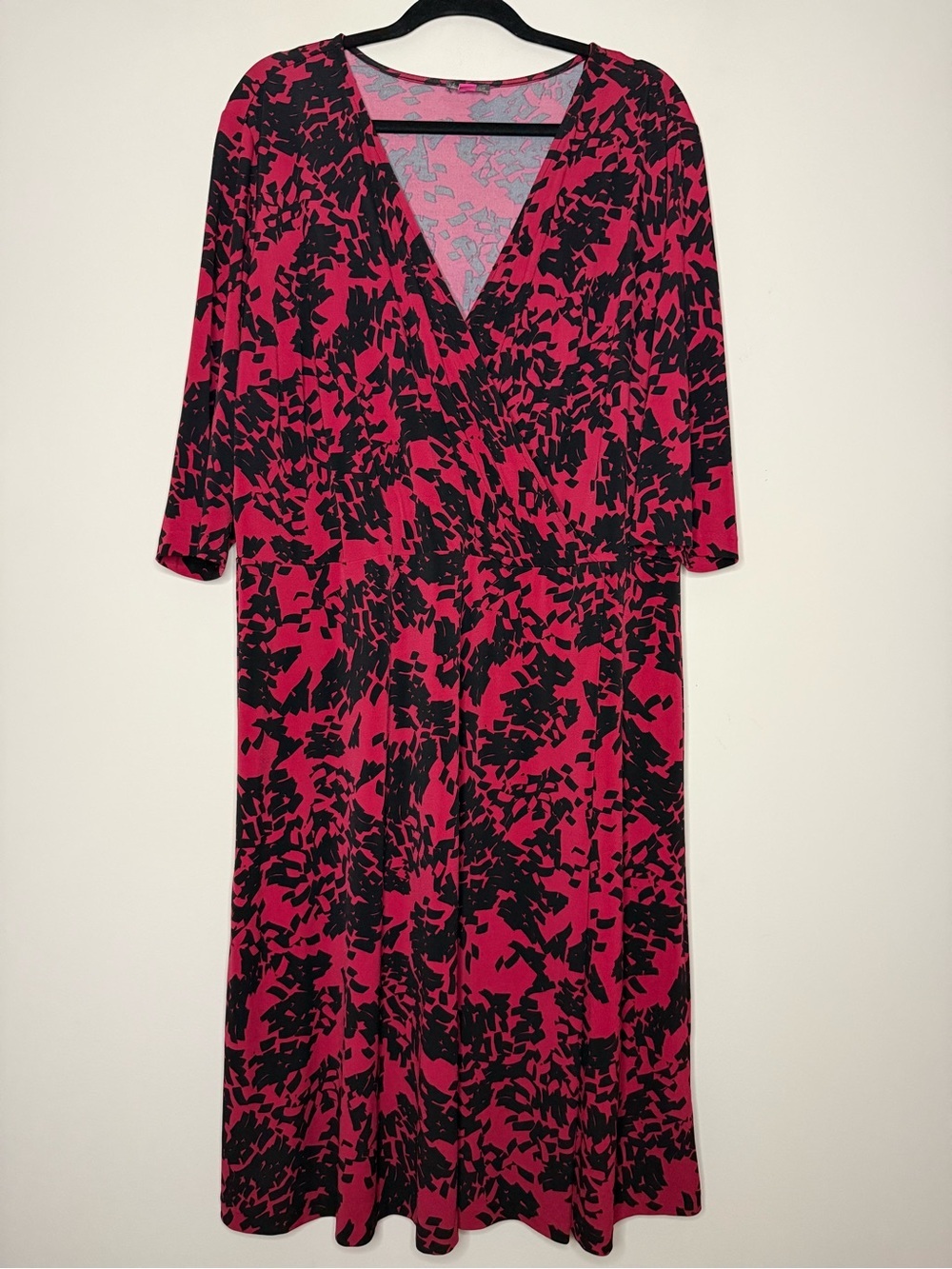 VINCE CAMUTO Red Floral Cocktail Surplice Stretchy Flattering Knee Length Dress